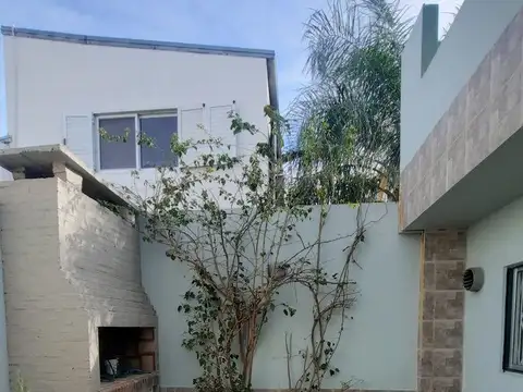 Casa 8 ambientes con 2 baños