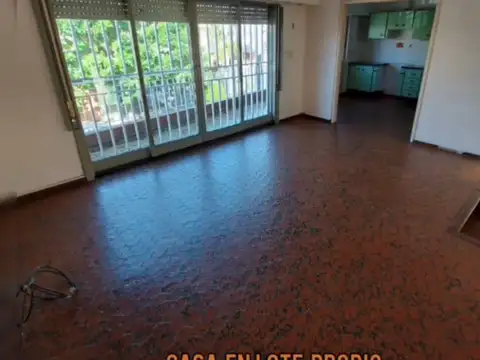 Casa 4 ambientes con 2 baños