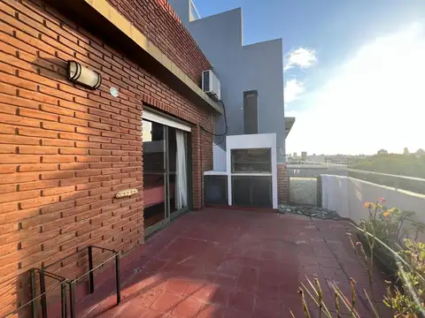 Departamento de 2 ambientes, gran balcón terraza y cochera