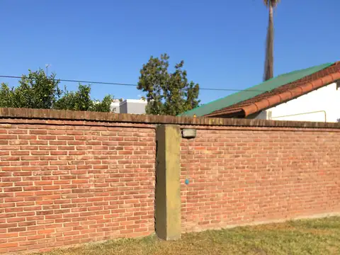 Centro -Vende Casa c-amplio lote - Oportunidad