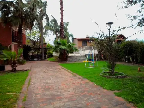 Casa en Venta con 2 cocheras