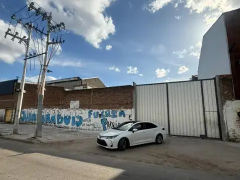 Importante terreno en Venta  2500 mts Zona industrial