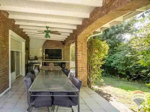 Casa en Venta con 3 cocheras