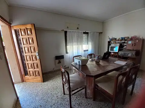 Departamento planta baja al fondo tres amb.