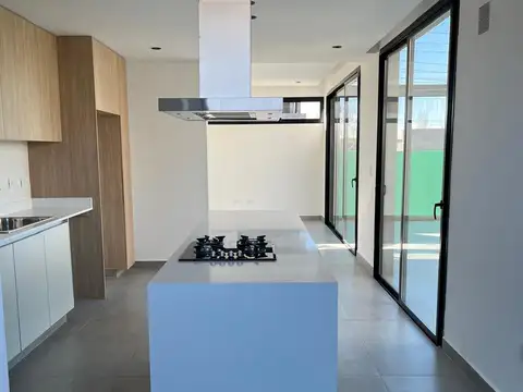 Casa 5 ambientes con 3 baños
