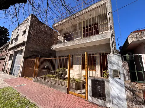 Casa Chalet 3 ambientes con parque y lote propio en Venta en José León Suárez