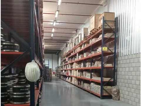 ALQUILER PREMIUM: Excelente Nave Industrial con Oficinas en Parque Industrial Newton – 1380 m²