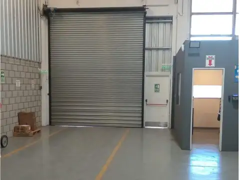 ALQUILER PREMIUM: Excelente Nave Industrial con Oficinas en Parque Industrial Newton – 1380 m²
