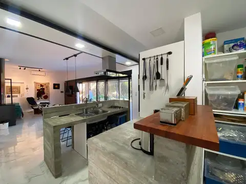 Venta - Casa con 2100 m2 de terreno, dos dormitorios, quincho y pileta en Oliveros.