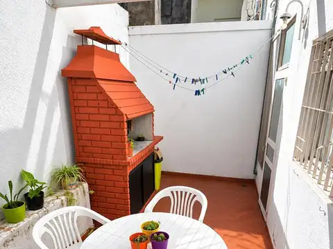Departamento de pasillo 2 dormitorios con patio. Necochea y Pellegrini.