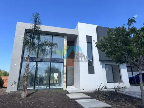 Casa moderna en dos plantas - SANTA ELENA Pilar del Este