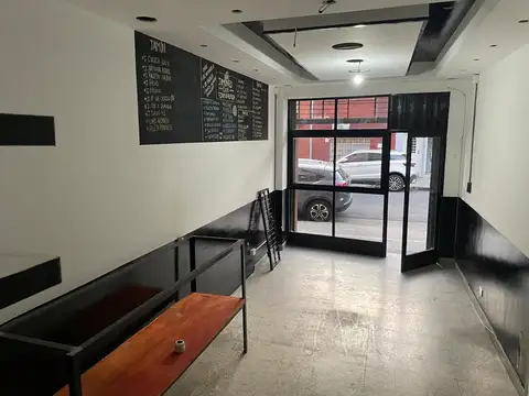 DUEÑO ALQUILA Cómodo y luminoso local - Muy bajas expensas - Baño y amplio lugar para usar de depósito.