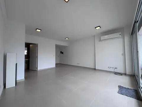 MONOAMBIENTE CTFTE C/BALCON - EDIFICO DE CATEGORIA