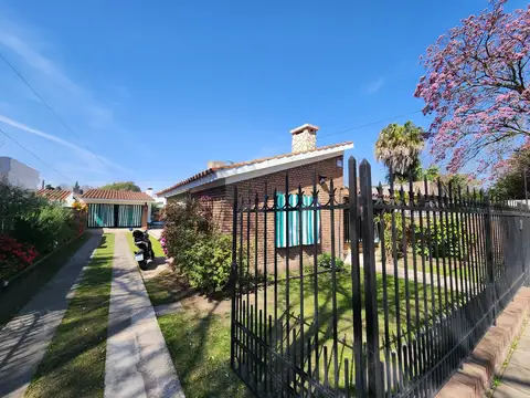 Venta Casa Rosario 2 dormitorios Jardín Cochera A metros de Eva Perón (ex Cordoba) Apta Credito