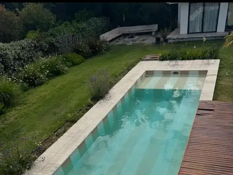 Casa en Alquiler con 2 cocheras