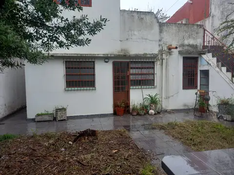 Muy buena casa 5 ambientes con FONDO PARQUIZADO y GRAN TERRAZA