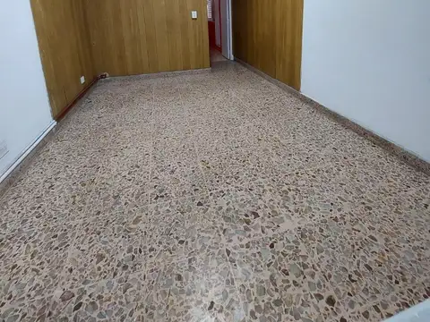 DEPARTAMENTO 2 AMBIENTES PLANTA BAJA CON PATIO - EXCELENTE UBICACION - CENTRO -