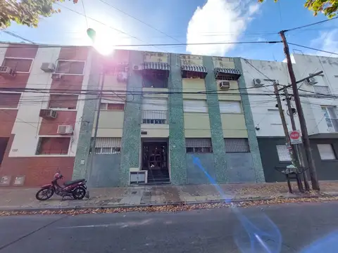 DEPARTAMENTO 2 AMBIENTES PLANTA BAJA CON PATIO - EXCELENTE UBICACION - CENTRO -
