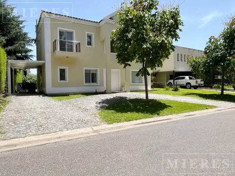 Casa en venta sobre lote interno. Los Sauces Nordelta.