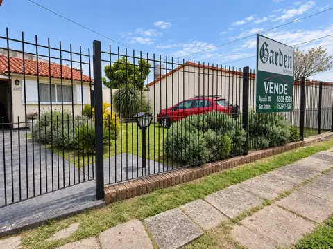 Casa de 4 ambientes sobre importante lote de 438 m2 en impecable estado. Amplio parque.
