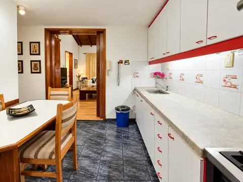 Casa de 4 ambientes sobre importante lote de 438 m2 en impecable estado. Amplio parque.