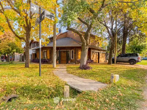 VENTA | PERMUTA - Casa de tres dormitorios, cochera doble y patio - Fisherton, Rosario.
