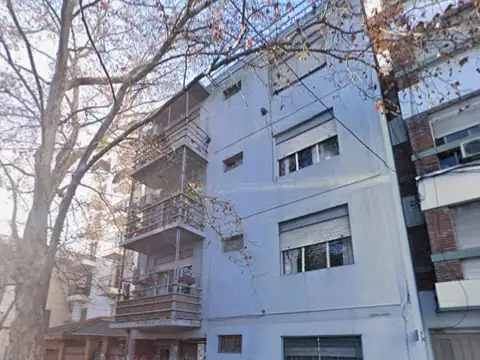 Departamento 3 ambientes con balcon al frente (3 piso por escalera)