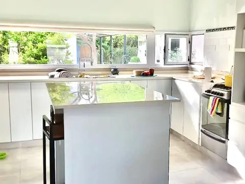 Casa 6 ambientes con 4 baños