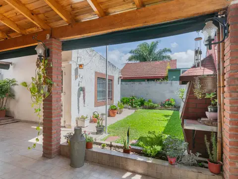 PH 3 AMBIENTES AL FRENTE CON JARDIN, TERRAZA Y COCHERA