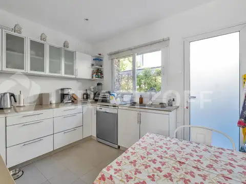Casa en Alquiler con 3 cocheras