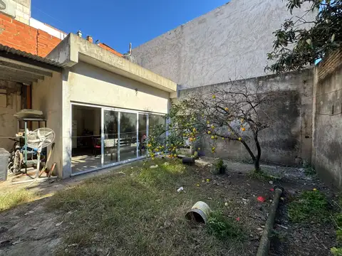 CASA 4 AMB CON JARDIN Y COCHERA, LANUS OESTE.