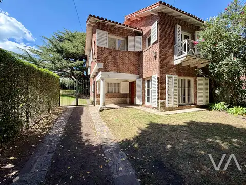 Chalet con 5 dormitorios. Jardín. Stella Maris.