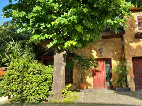 VENTA PH TIPO CASA EN CASTELAR PATIO C/PARRILLA