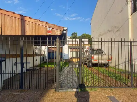 Casa 4 ambientes con patio y cocheras - Villa Ballester