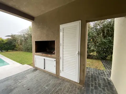 Casa en Alquiler con 2 cocheras