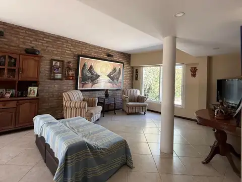 Casa en Alquiler con 2 cocheras