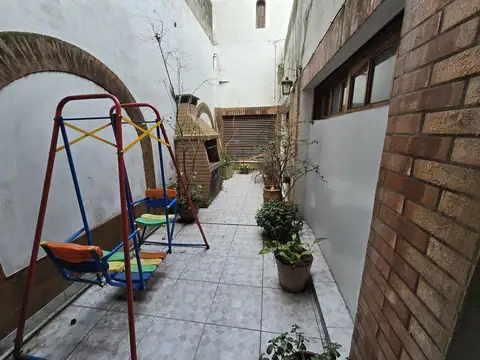 Departamento tipo casa, PH de 5 amb., en venta en Lanús Este.