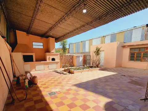 VENTA Casa 3 dormitorios   Local Comercial. San Luis. J. G. Funes N°732