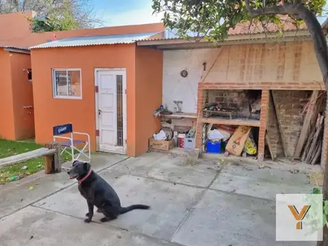 Casa en Venta con 2 cocheras