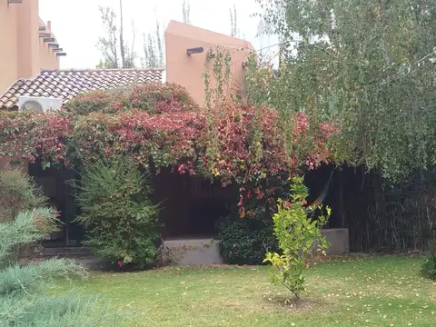 Casa en Alquiler con 4 cocheras