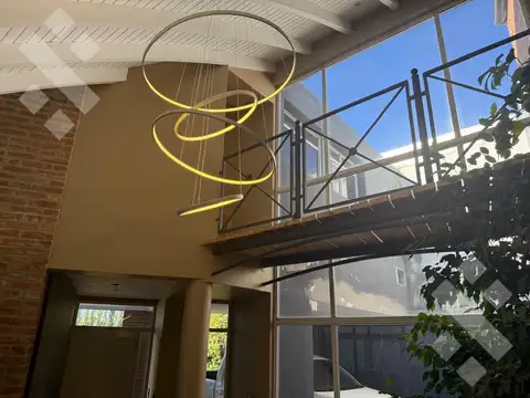 Casa 10 ambientes con 2 baños