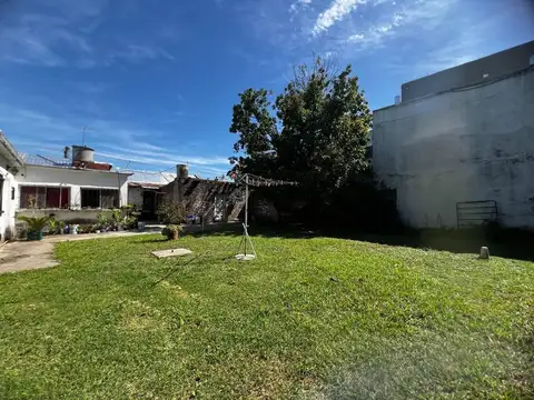 CASA 3 AMBIENTES VENTA MAS 2 LOCALES COMERCIALES