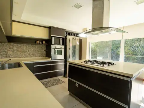 Casa 9 ambientes con 5 baños