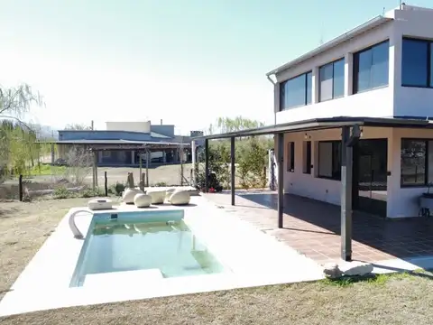 Casa en venta en Barrio Tres Lomas - Donovan Juana Koslay