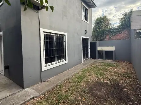 Duplex en alquiler de 3 ambientes en Luis Guillon