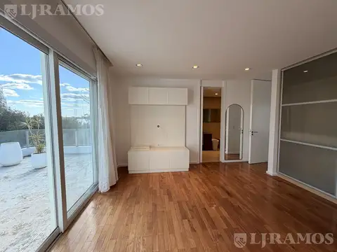 Casa en Alquiler con 6 cocheras