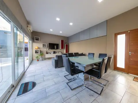 VENTA - CASA TRES DORMITORIOS CON PATIO, PARRILLERO Y COCHERA - LA CAROLINA GOLF COUNTRY CLUB