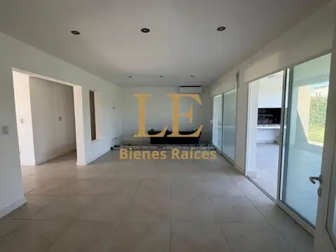 Casa en Venta con 3 cocheras