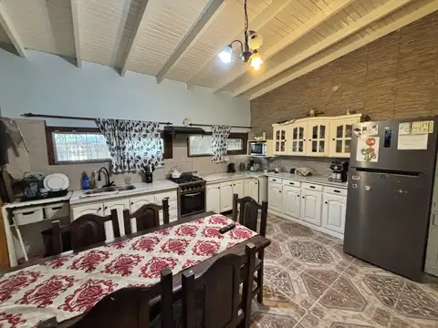 Hermosa casa 5 ambientes y amplio quincho