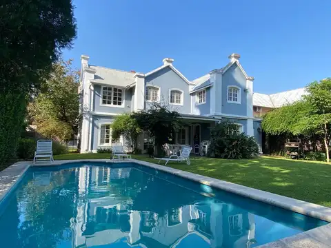 Casa en Venta con 2 cocheras